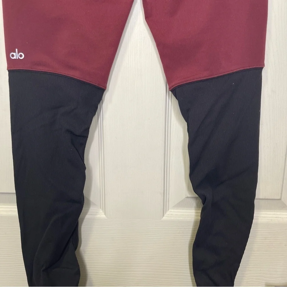 Alo Yoga Women’s Maroon And Black Ribbed Leggings Sz S